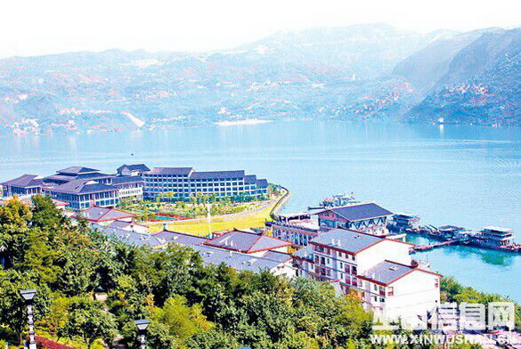 》》》编者按:我县因地制宜,利用边坡山梁,变劣势为优势,见缝插绿、能绿皆绿、广泛植绿;立足做活城周山水,以公园绿化为精品,以道路绿化为骨架,以社区绿化为点缀,力争点上出景、线上成荫、面上覆绿,实现园林绿化最大化、立体化,使巫山成为现代化的、依山傍水的绿色生态城市。来源:巫山报 生态之城 漫步在巫山这座依山傍水的小城,无论是仰止高山,还是俯览长江,或是游览全城风貌,领略乡村风情,呈现在眼前的,都是一幅幅浓墨重彩的绿色生态画卷。 国家级园林城市、生态文明示范县,一张张响当当名片的取得,并非易事。县第十三次