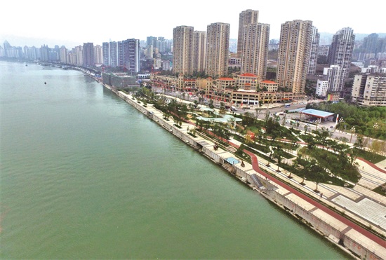 公园为长江大桥增色 首席记者 李辉 摄 层林尽染的白鹤森林公园 记者 黄河 摄 阵列宏大的华晨鑫源汽车工业园区 首席记者 李辉 摄 造型别致的涪陵奥体中心 首席记者 李辉 摄 卧波平湖的江南滨江公园 记者 黄河 摄 绿荫依偎的太极大道 记者 黄河 摄 两江交汇口的涪陵江南城市新貌 首席记者 李辉 摄 会当凌绝顶,一览众山小。登高俯瞰自己的家园,感受大地的广阔和家园的美丽,从来都是人们的梦想。巴渝都市报社全媒体记者借用航拍视角,记录涪陵城乡新发展新景象。 新涪陵 新视觉报道,视觉效果独特