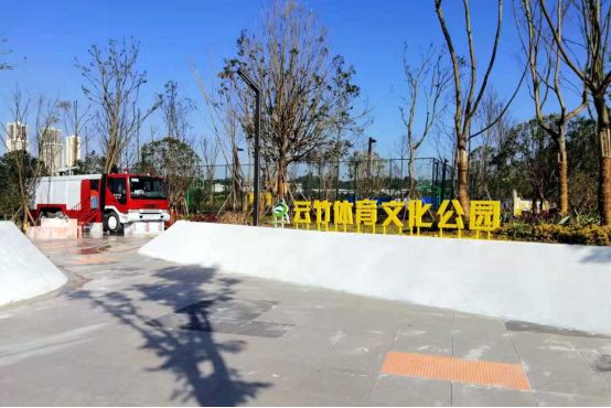 江小妹打听到,由高科公司打造的桐子湾体育文化公园、白桥体育文化公园、云竹体育文化公园三座公园建成开放啦。 三座公园突出城市生活配套功能,是市民运动健身、休闲娱乐的好去处。 桐子湾体育文化公园突出桐子树元素,白桥体育文化公园打造四季多彩的环境,云竹体育文化公园以消防文化为主题,三座公园各具特色。 01桐子湾体育文化公园 桐子湾体育文化公园位于两江新区悦来片区,距桐子湾仅500米,景观视线开阔,远眺嘉陵江。桐子湾地名由当地种植桐子树而得来,具有人文生活记忆。 每年三月,桐子花俏立枝头,花瓣雨春天热情相拥,蜜